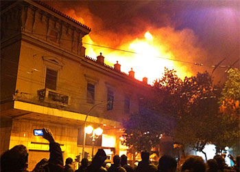 Στις φλόγες καταστήματα και το «Αττικόν» στο κέντρο της Αθήνας